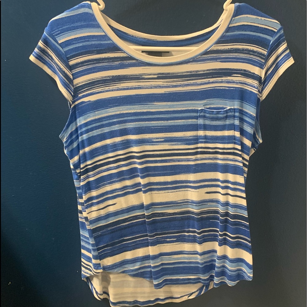 Runs a bit small but its a woman’s small shirt.